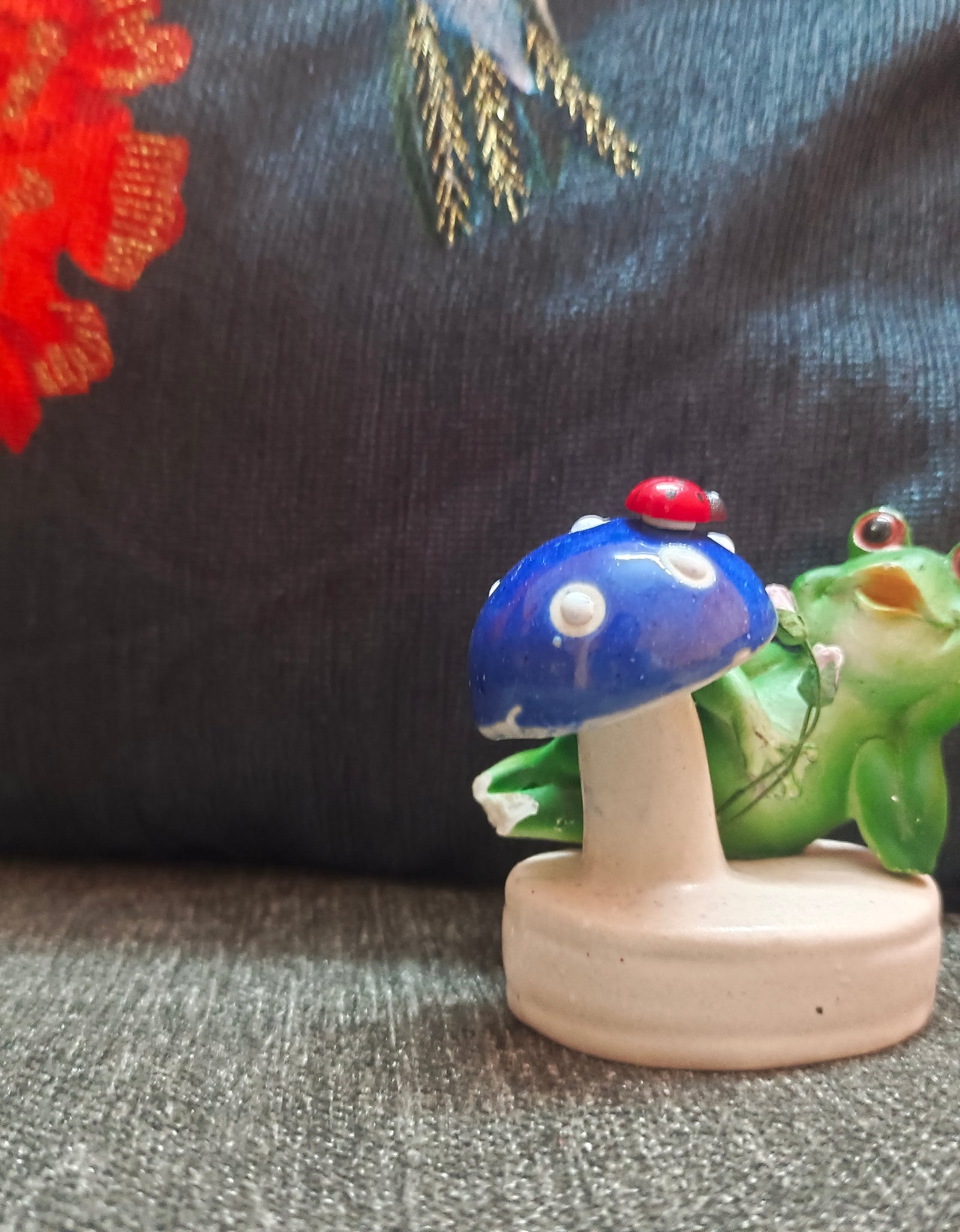 Mini frogs (set of 2)