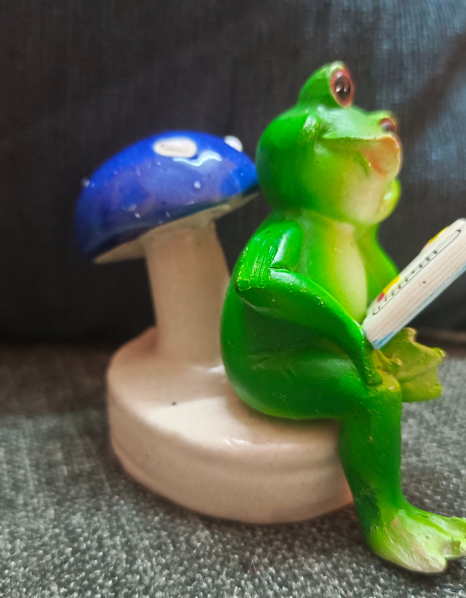 Mini frogs (set of 2)