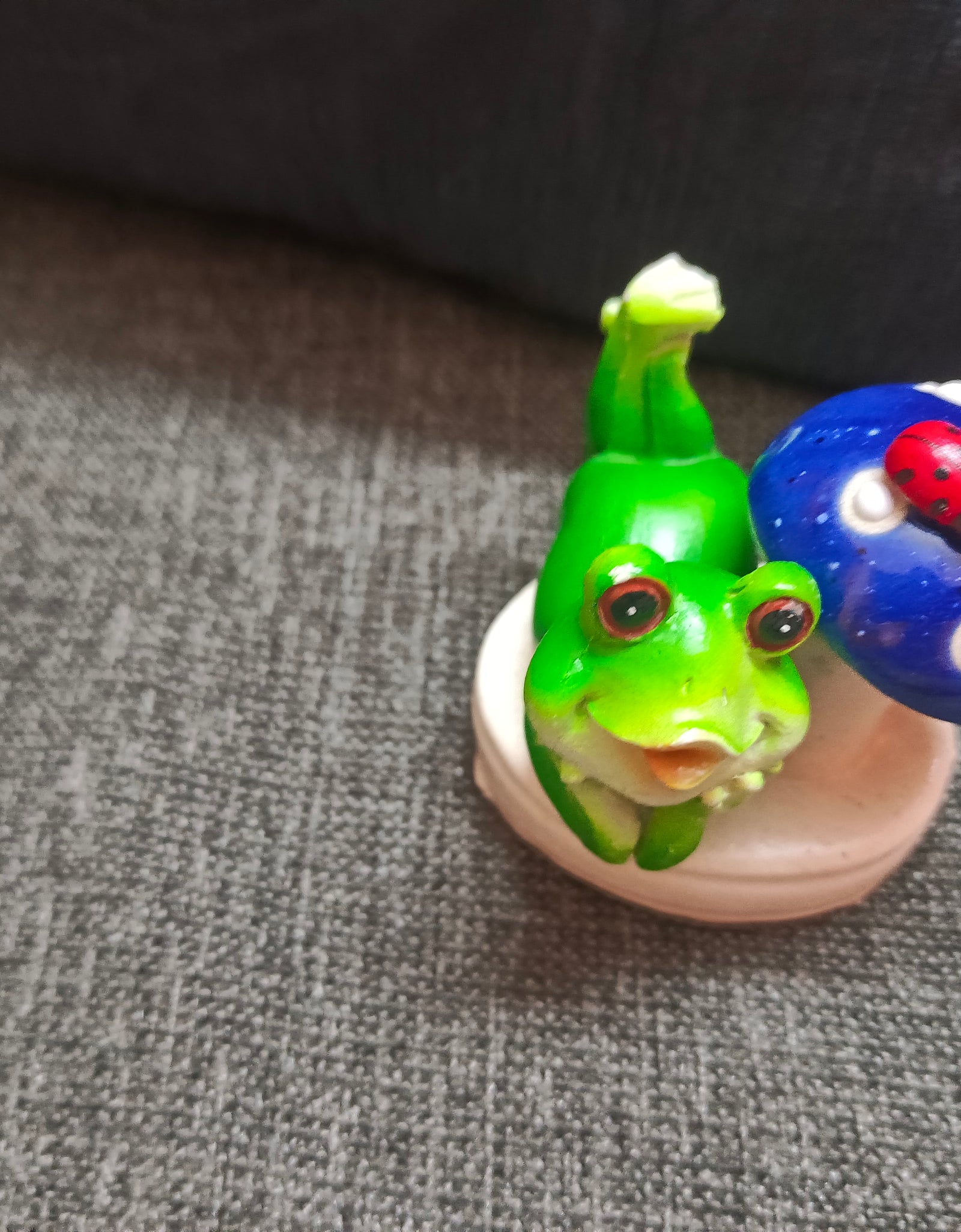 Mini frogs (set of 2)