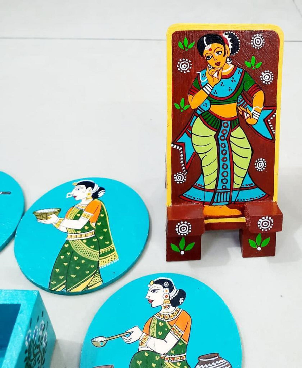 Coaster set with classical Indian forms