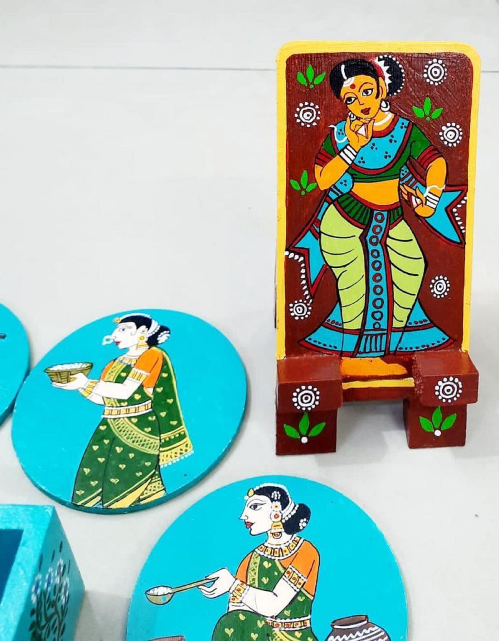 Coaster set with classical Indian forms
